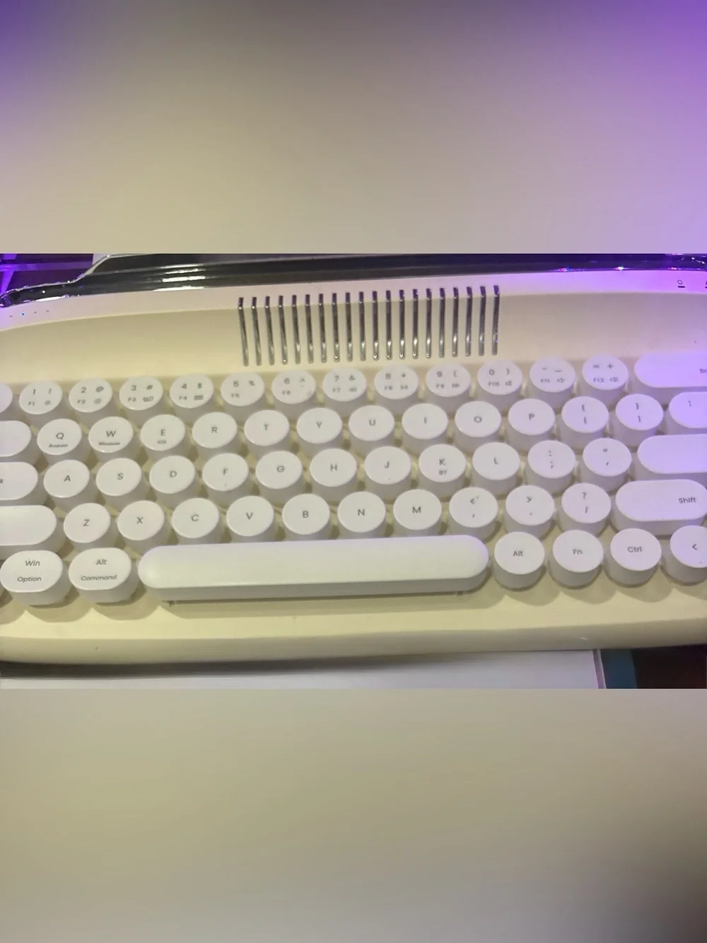 Retro Round-Key Wireless USB Keyboard in Cream and White